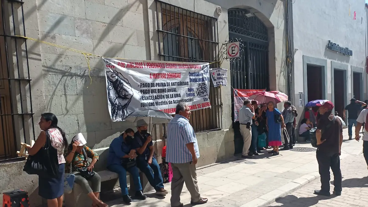 Trabajadores del SNTE sitian palacio de gobierno de Oaxaca con trabajadores adentro